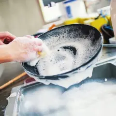 Jak prawidłowo wyrzucić patelnię teflonową? Poradnik recyklingu