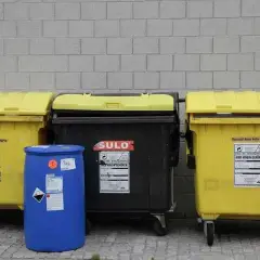 Poznaj zasady doboru liczby pojemników na śmieci na osobę w 2025 roku