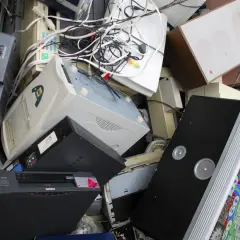 Gdzie wyrzucić elektrośmieci w Warszawie? Kompletny przewodnik
