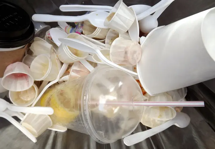 Ciche Zanieczyszczenie: Jak Mikroplastik Zatruwa Naszą Planetę i Co Możemy Zrobić?