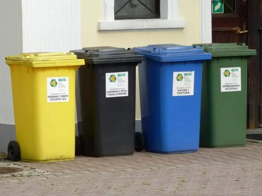 Zdjęcie Czy śmieci zmieszane są sortowane i co to oznacza dla recyklingu?